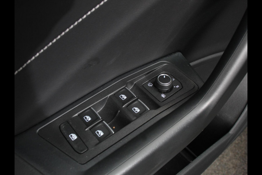 Volkswagen T-Roc 1.5 eTsi R-Line Edition Automaat Navigatie Apple Carplay/Android Auto Camera Parkeersensoren Adaptive Cruise Control Stoelverwarming Virtual Cockpit Elektrische achterklep Getinte ramen Climate Control