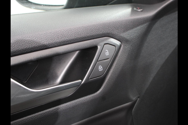 Volkswagen T-Roc 1.5 eTsi R-Line Edition Automaat Navigatie Apple Carplay/Android Auto Camera Parkeersensoren Adaptive Cruise Control Stoelverwarming Virtual Cockpit Elektrische achterklep Getinte ramen Climate Control