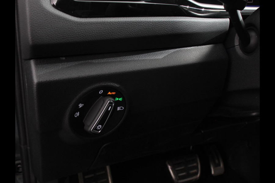 Volkswagen T-Roc 1.5 eTsi R-Line Edition Automaat Navigatie Apple Carplay/Android Auto Camera Parkeersensoren Adaptive Cruise Control Stoelverwarming Virtual Cockpit Elektrische achterklep Getinte ramen Climate Control