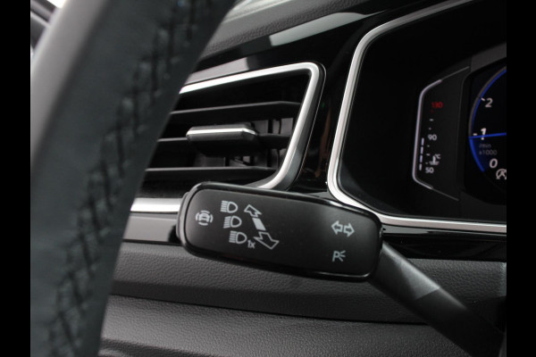 Volkswagen T-Roc 1.5 eTsi R-Line Edition Automaat Navigatie Apple Carplay/Android Auto Camera Parkeersensoren Adaptive Cruise Control Stoelverwarming Virtual Cockpit Elektrische achterklep Getinte ramen Climate Control