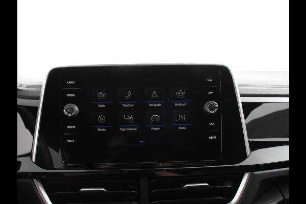 Volkswagen T-Roc 1.5 eTsi R-Line Edition Automaat Navigatie Apple Carplay/Android Auto Camera Parkeersensoren Adaptive Cruise Control Stoelverwarming Virtual Cockpit Elektrische achterklep Getinte ramen Climate Control
