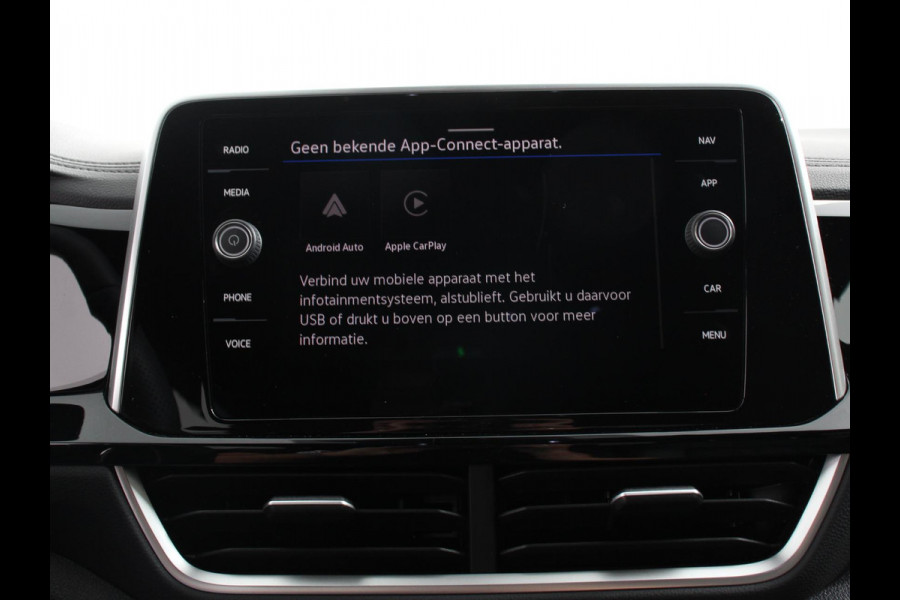 Volkswagen T-Roc 1.5 eTsi R-Line Edition Automaat Navigatie Apple Carplay/Android Auto Camera Parkeersensoren Adaptive Cruise Control Stoelverwarming Virtual Cockpit Elektrische achterklep Getinte ramen Climate Control