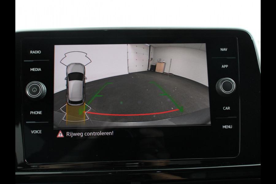 Volkswagen T-Roc 1.5 eTsi R-Line Edition Automaat Navigatie Apple Carplay/Android Auto Camera Parkeersensoren Adaptive Cruise Control Stoelverwarming Virtual Cockpit Elektrische achterklep Getinte ramen Climate Control