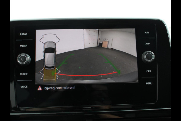 Volkswagen T-Roc 1.5 eTsi R-Line Edition Automaat Navigatie Apple Carplay/Android Auto Camera Parkeersensoren Adaptive Cruise Control Stoelverwarming Virtual Cockpit Elektrische achterklep Getinte ramen Climate Control