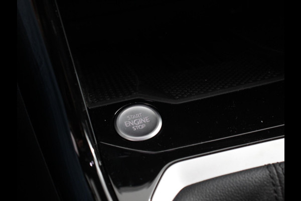 Volkswagen T-Roc 1.5 eTsi R-Line Edition Automaat Navigatie Apple Carplay/Android Auto Camera Parkeersensoren Adaptive Cruise Control Stoelverwarming Virtual Cockpit Elektrische achterklep Getinte ramen Climate Control