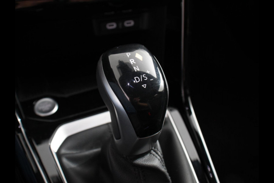 Volkswagen T-Roc 1.5 eTsi R-Line Edition Automaat Navigatie Apple Carplay/Android Auto Camera Parkeersensoren Adaptive Cruise Control Stoelverwarming Virtual Cockpit Elektrische achterklep Getinte ramen Climate Control