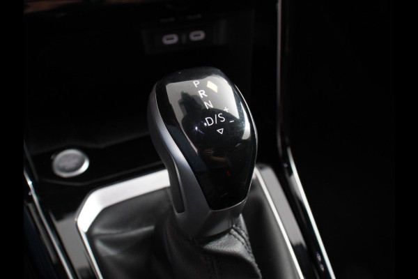 Volkswagen T-Roc 1.5 eTsi R-Line Edition Automaat Navigatie Apple Carplay/Android Auto Camera Parkeersensoren Adaptive Cruise Control Stoelverwarming Virtual Cockpit Elektrische achterklep Getinte ramen Climate Control