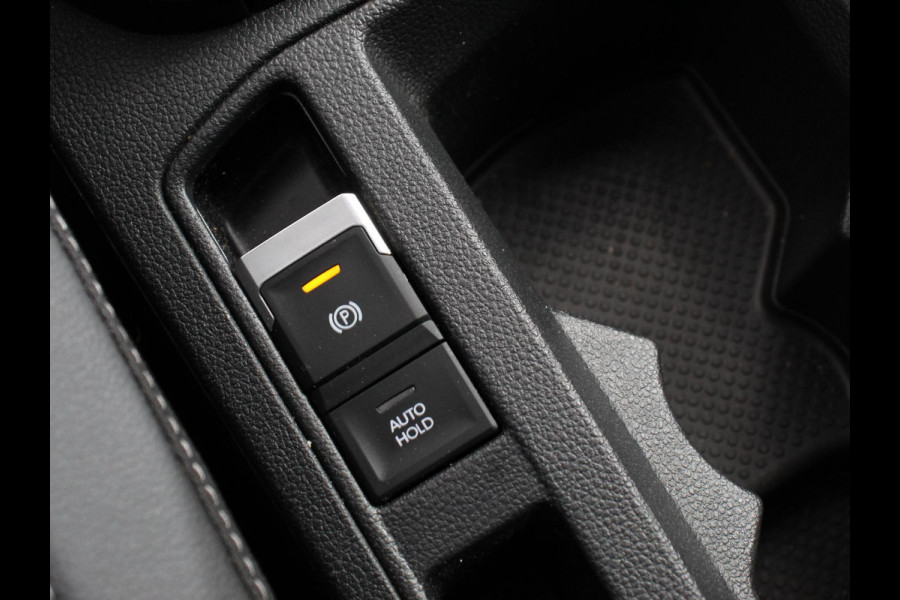 Volkswagen T-Roc 1.5 eTsi R-Line Edition Automaat Navigatie Apple Carplay/Android Auto Camera Parkeersensoren Adaptive Cruise Control Stoelverwarming Virtual Cockpit Elektrische achterklep Getinte ramen Climate Control