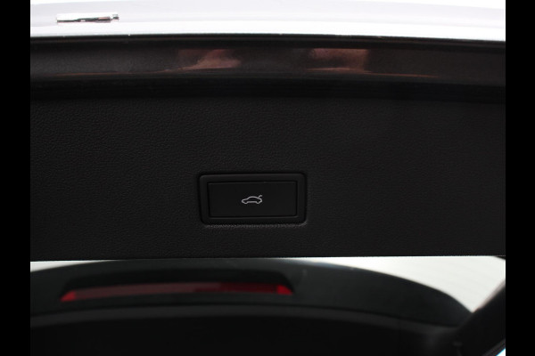 Volkswagen T-Roc 1.5 eTsi R-Line Edition Automaat Navigatie Apple Carplay/Android Auto Camera Parkeersensoren Adaptive Cruise Control Stoelverwarming Virtual Cockpit Elektrische achterklep Getinte ramen Climate Control