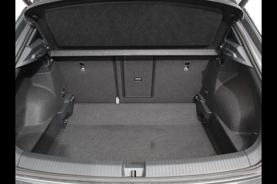 Volkswagen T-Roc 1.5 eTsi R-Line Edition Automaat Navigatie Apple Carplay/Android Auto Camera Parkeersensoren Adaptive Cruise Control Stoelverwarming Virtual Cockpit Elektrische achterklep Getinte ramen Climate Control