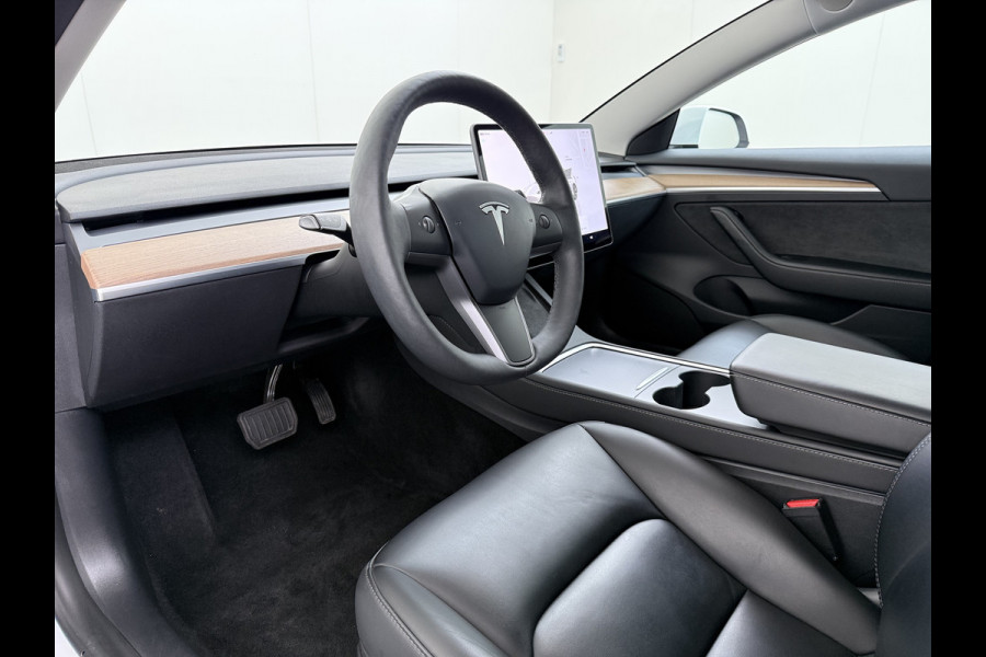 Tesla Model 3 Standard RWD Plus SOH 91% Warmtepomp Trekhaak LFP Accu Panoramadak Navi Camera's Leder Memory Stuur+Stoelverwarming Traffic-Aware Cruise Control AMD Ryzen™ Elek.Achterklep Led 1.000KG Trekgewicht Origineel Nederlandse Auto
