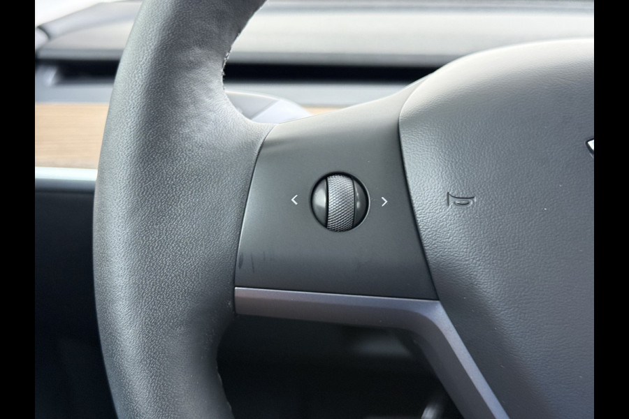 Tesla Model 3 Standard RWD Plus SOH 91% Warmtepomp Trekhaak LFP Accu Panoramadak Navi Camera's Leder Memory Stuur+Stoelverwarming Traffic-Aware Cruise Control AMD Ryzen™ Elek.Achterklep Led 1.000KG Trekgewicht Origineel Nederlandse Auto