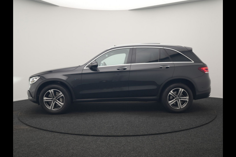 Mercedes-Benz GLC 300e 4MATIC Business Solution AMG PHEV 313pk Dealer O.H. | Panodak | Head Up | Camera | Alcantara Sportstoelen Verwarmd | Sfeerverlichting | Keyless | Blis | Apple Carplay | Cruise Control | Navigatie | DAB | Plug In Hybrid |