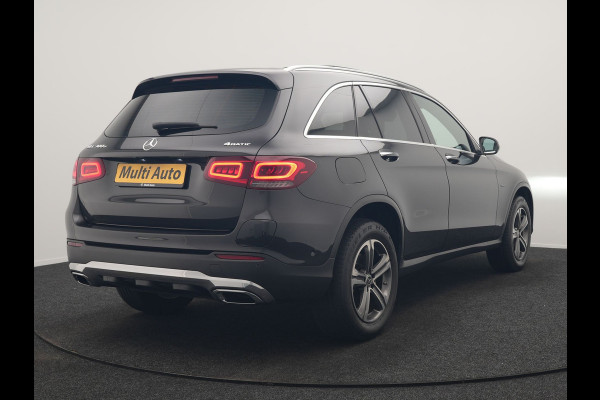 Mercedes-Benz GLC 300e 4MATIC Business Solution AMG PHEV 313pk Dealer O.H. | Panodak | Head Up | Camera | Alcantara Sportstoelen Verwarmd | Sfeerverlichting | Keyless | Blis | Apple Carplay | Cruise Control | Navigatie | DAB | Plug In Hybrid |