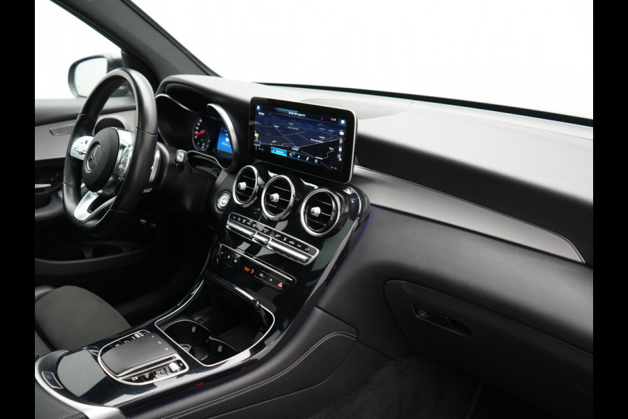 Mercedes-Benz GLC 300e 4MATIC Business Solution AMG PHEV 313pk Dealer O.H. | Panodak | Head Up | Camera | Alcantara Sportstoelen Verwarmd | Sfeerverlichting | Keyless | Blis | Apple Carplay | Cruise Control | Navigatie | DAB | Plug In Hybrid |