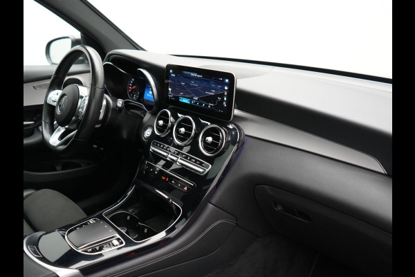 Mercedes-Benz GLC 300e 4MATIC Business Solution AMG PHEV 313pk Dealer O.H. | Panodak | Head Up | Camera | Alcantara Sportstoelen Verwarmd | Sfeerverlichting | Keyless | Blis | Apple Carplay | Cruise Control | Navigatie | DAB | Plug In Hybrid |