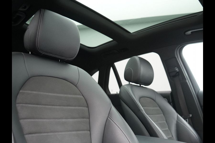 Mercedes-Benz GLC 300e 4MATIC Business Solution AMG PHEV 313pk Dealer O.H. | Panodak | Head Up | Camera | Alcantara Sportstoelen Verwarmd | Sfeerverlichting | Keyless | Blis | Apple Carplay | Cruise Control | Navigatie | DAB | Plug In Hybrid |