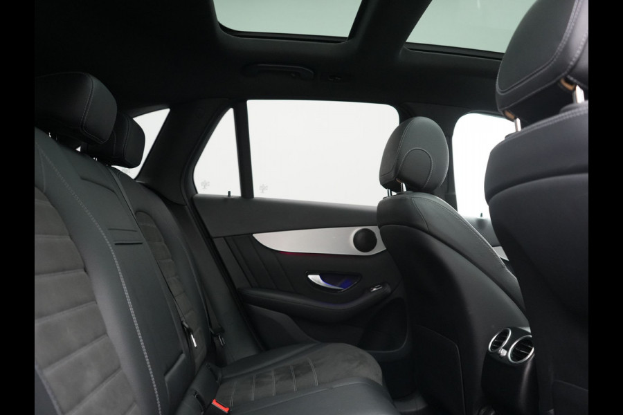 Mercedes-Benz GLC 300e 4MATIC Business Solution AMG PHEV 313pk Dealer O.H. | Panodak | Head Up | Camera | Alcantara Sportstoelen Verwarmd | Sfeerverlichting | Keyless | Blis | Apple Carplay | Cruise Control | Navigatie | DAB | Plug In Hybrid |