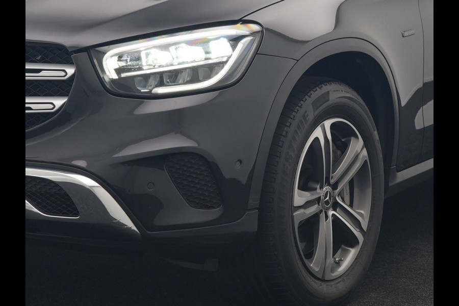 Mercedes-Benz GLC 300e 4MATIC Business Solution AMG PHEV 313pk Dealer O.H. | Panodak | Head Up | Camera | Alcantara Sportstoelen Verwarmd | Sfeerverlichting | Keyless | Blis | Apple Carplay | Cruise Control | Navigatie | DAB | Plug In Hybrid |