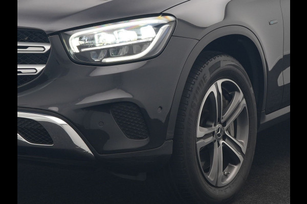 Mercedes-Benz GLC 300e 4MATIC Business Solution AMG PHEV 313pk Dealer O.H. | Panodak | Head Up | Camera | Alcantara Sportstoelen Verwarmd | Sfeerverlichting | Keyless | Blis | Apple Carplay | Cruise Control | Navigatie | DAB | Plug In Hybrid |