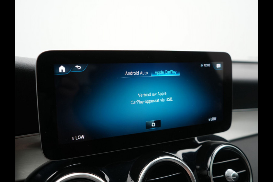 Mercedes-Benz GLC 300e 4MATIC Business Solution AMG PHEV 313pk Dealer O.H. | Panodak | Head Up | Camera | Alcantara Sportstoelen Verwarmd | Sfeerverlichting | Keyless | Blis | Apple Carplay | Cruise Control | Navigatie | DAB | Plug In Hybrid |