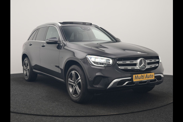Mercedes-Benz GLC 300e 4MATIC Business Solution AMG PHEV 313pk Dealer O.H. | Panodak | Head Up | Camera | Alcantara Sportstoelen Verwarmd | Sfeerverlichting | Keyless | Blis | Apple Carplay | Cruise Control | Navigatie | DAB | Plug In Hybrid |