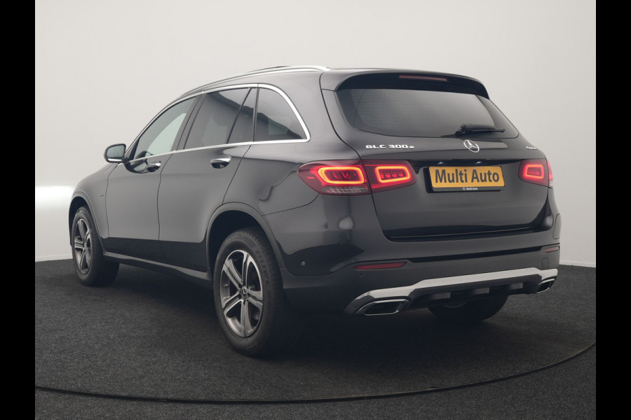 Mercedes-Benz GLC 300e 4MATIC Business Solution AMG PHEV 313pk Dealer O.H. | Panodak | Head Up | Camera | Alcantara Sportstoelen Verwarmd | Sfeerverlichting | Keyless | Blis | Apple Carplay | Cruise Control | Navigatie | DAB | Plug In Hybrid |