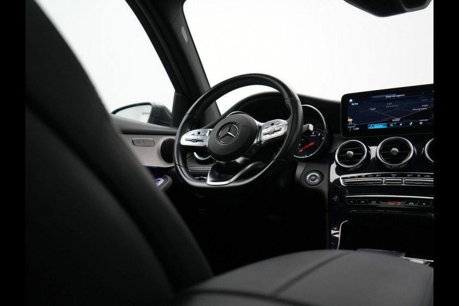 Mercedes-Benz GLC 300e 4MATIC Business Solution AMG PHEV 313pk Dealer O.H. | Panodak | Head Up | Camera | Alcantara Sportstoelen Verwarmd | Sfeerverlichting | Keyless | Blis | Apple Carplay | Cruise Control | Navigatie | DAB | Plug In Hybrid |