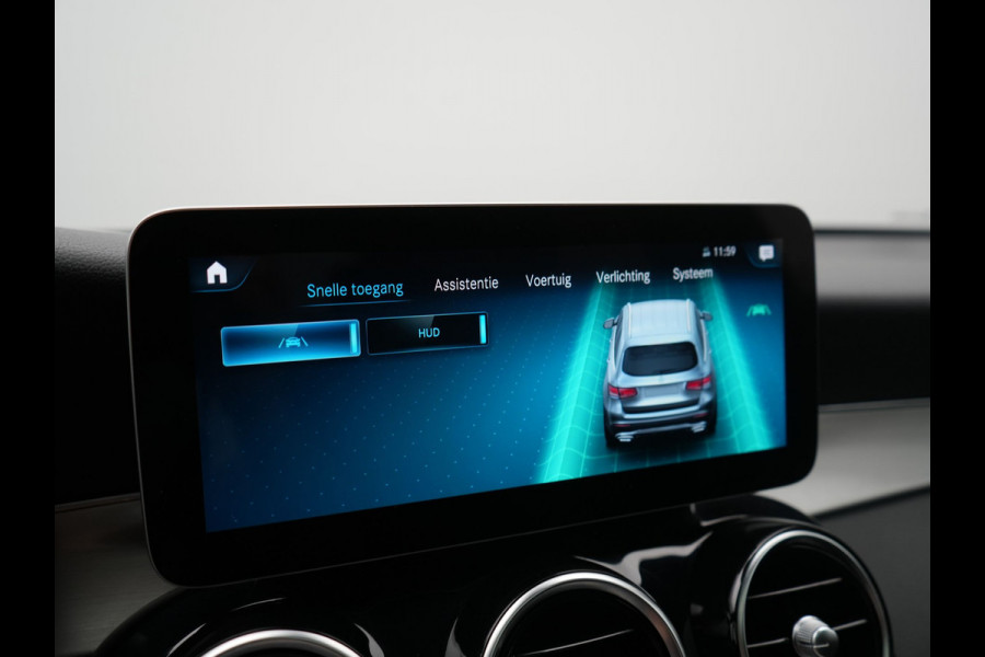 Mercedes-Benz GLC 300e 4MATIC Business Solution AMG PHEV 313pk Dealer O.H. | Panodak | Head Up | Camera | Alcantara Sportstoelen Verwarmd | Sfeerverlichting | Keyless | Blis | Apple Carplay | Cruise Control | Navigatie | DAB | Plug In Hybrid |