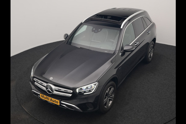 Mercedes-Benz GLC 300e 4MATIC Business Solution AMG PHEV 313pk Dealer O.H. | Panodak | Head Up | Camera | Alcantara Sportstoelen Verwarmd | Sfeerverlichting | Keyless | Blis | Apple Carplay | Cruise Control | Navigatie | DAB | Plug In Hybrid |