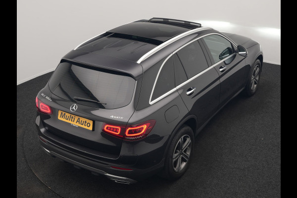 Mercedes-Benz GLC 300e 4MATIC Business Solution AMG PHEV 313pk Dealer O.H. | Panodak | Head Up | Camera | Alcantara Sportstoelen Verwarmd | Sfeerverlichting | Keyless | Blis | Apple Carplay | Cruise Control | Navigatie | DAB | Plug In Hybrid |