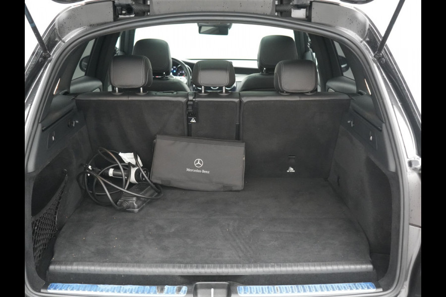 Mercedes-Benz GLC 300e 4MATIC Business Solution AMG PHEV 313pk Dealer O.H. | Panodak | Head Up | Camera | Alcantara Sportstoelen Verwarmd | Sfeerverlichting | Keyless | Blis | Apple Carplay | Cruise Control | Navigatie | DAB | Plug In Hybrid |
