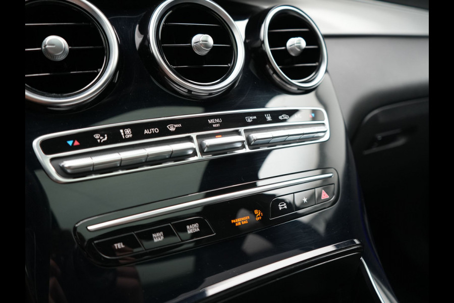 Mercedes-Benz GLC 300e 4MATIC Business Solution AMG PHEV 313pk Dealer O.H. | Panodak | Head Up | Camera | Alcantara Sportstoelen Verwarmd | Sfeerverlichting | Keyless | Blis | Apple Carplay | Cruise Control | Navigatie | DAB | Plug In Hybrid |