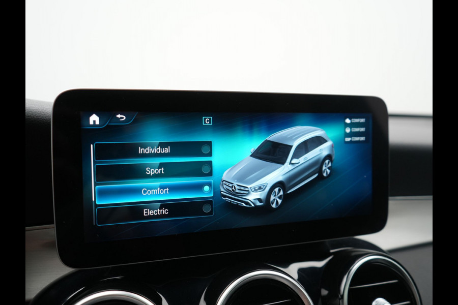 Mercedes-Benz GLC 300e 4MATIC Business Solution AMG PHEV 313pk Dealer O.H. | Panodak | Head Up | Camera | Alcantara Sportstoelen Verwarmd | Sfeerverlichting | Keyless | Blis | Apple Carplay | Cruise Control | Navigatie | DAB | Plug In Hybrid |