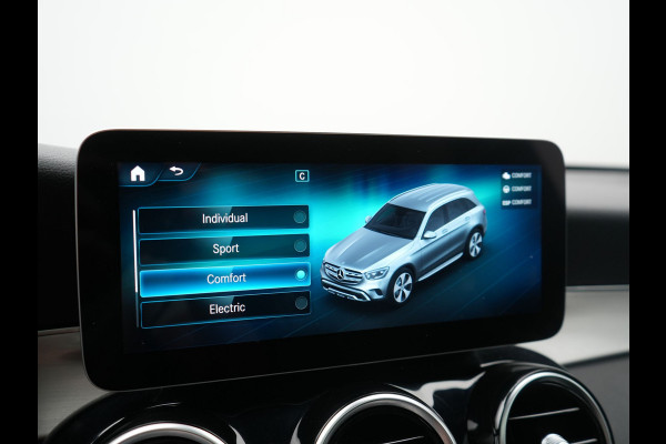 Mercedes-Benz GLC 300e 4MATIC Business Solution AMG PHEV 313pk Dealer O.H. | Panodak | Head Up | Camera | Alcantara Sportstoelen Verwarmd | Sfeerverlichting | Keyless | Blis | Apple Carplay | Cruise Control | Navigatie | DAB | Plug In Hybrid |