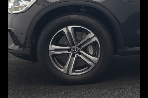 Mercedes-Benz GLC 300e 4MATIC Business Solution AMG PHEV 313pk Dealer O.H. | Panodak | Head Up | Camera | Alcantara Sportstoelen Verwarmd | Sfeerverlichting | Keyless | Blis | Apple Carplay | Cruise Control | Navigatie | DAB | Plug In Hybrid |