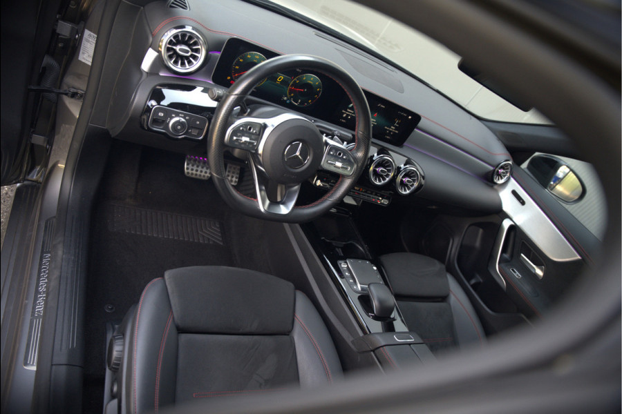Mercedes-Benz CLA-Klasse 180 Business Solution AMG | Stoelverwarming | Parkeersensoren | Navigatie | Cruise Control | Ambiance Verlichting | Keyless | Camera | Climate Control