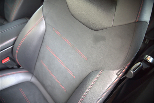 Mercedes-Benz CLA-Klasse 180 Business Solution AMG | Stoelverwarming | Parkeersensoren | Navigatie | Cruise Control | Ambiance Verlichting | Keyless | Camera | Climate Control