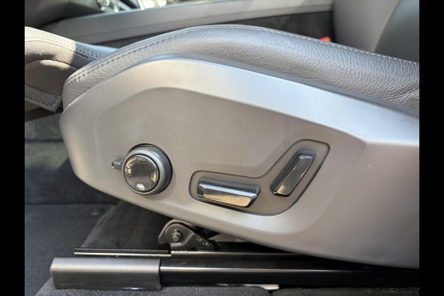 Volvo XC60 2.0 T8 Plug-in hybrid AWD Ultra Dark T8 12 MND. BOVAG GARANTIE | HEAD UP | PANORAMA DAK | ACHTERUITRIJ CAMERA | BOWERS & WILKINS | MEM. SEATS | STOEL+STUUR VERWARMING |