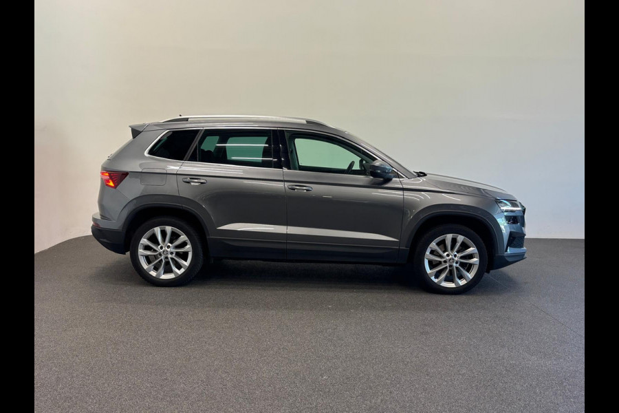 Škoda Karoq 1.5 TSI 150pk DSG Style Navigatie Apple Carplay/Android Auto Parkeersensoren Camera Adaptive Cruise Control Elektrische achterklep Wegklapbare trekhaak Stoel- en stuurverwarming Ledverlichting Virtual Cockpit Climate Control