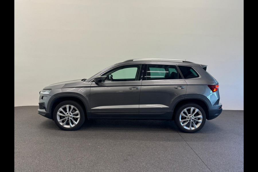 Škoda Karoq 1.5 TSI 150pk DSG Style Navigatie Apple Carplay/Android Auto Parkeersensoren Camera Adaptive Cruise Control Elektrische achterklep Wegklapbare trekhaak Stoel- en stuurverwarming Ledverlichting Virtual Cockpit Climate Control