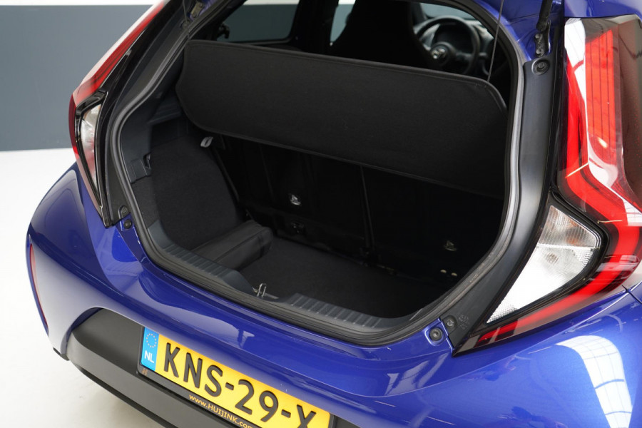 Toyota Aygo X 1.0 VVT-i MT Play | Carplay | Stoelverwarming | Achteruitrijcamera | Lm velgen
