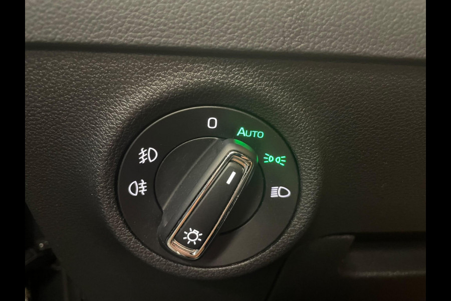 Škoda Karoq 1.5 TSI 150pk DSG Style Navigatie Apple Carplay/Android Auto Parkeersensoren Camera Adaptive Cruise Control Elektrische achterklep Wegklapbare trekhaak Stoel- en stuurverwarming Ledverlichting Virtual Cockpit Climate Control