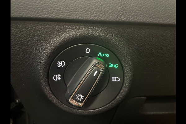 Škoda Karoq 1.5 TSI 150pk DSG Style Navigatie Apple Carplay/Android Auto Parkeersensoren Camera Adaptive Cruise Control Elektrische achterklep Wegklapbare trekhaak Stoel- en stuurverwarming Ledverlichting Virtual Cockpit Climate Control
