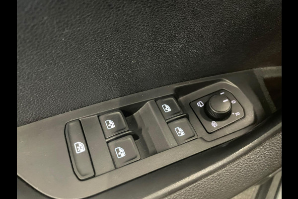 Škoda Karoq 1.5 TSI 150pk DSG Style Navigatie Apple Carplay/Android Auto Parkeersensoren Camera Adaptive Cruise Control Elektrische achterklep Wegklapbare trekhaak Stoel- en stuurverwarming Ledverlichting Virtual Cockpit Climate Control