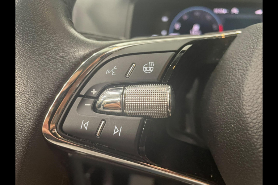 Škoda Karoq 1.5 TSI 150pk DSG Style Navigatie Apple Carplay/Android Auto Parkeersensoren Camera Adaptive Cruise Control Elektrische achterklep Wegklapbare trekhaak Stoel- en stuurverwarming Ledverlichting Virtual Cockpit Climate Control