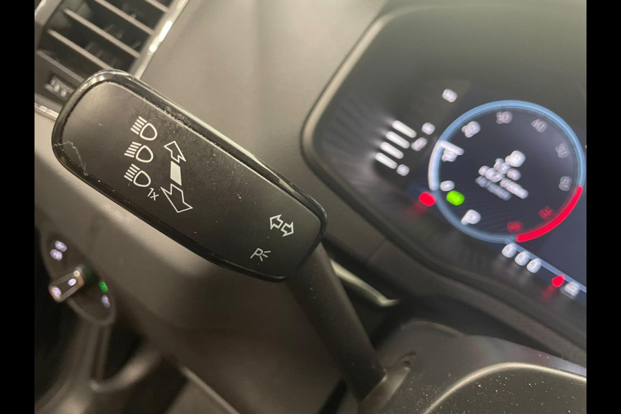 Škoda Karoq 1.5 TSI 150pk DSG Style Navigatie Apple Carplay/Android Auto Parkeersensoren Camera Adaptive Cruise Control Elektrische achterklep Wegklapbare trekhaak Stoel- en stuurverwarming Ledverlichting Virtual Cockpit Climate Control