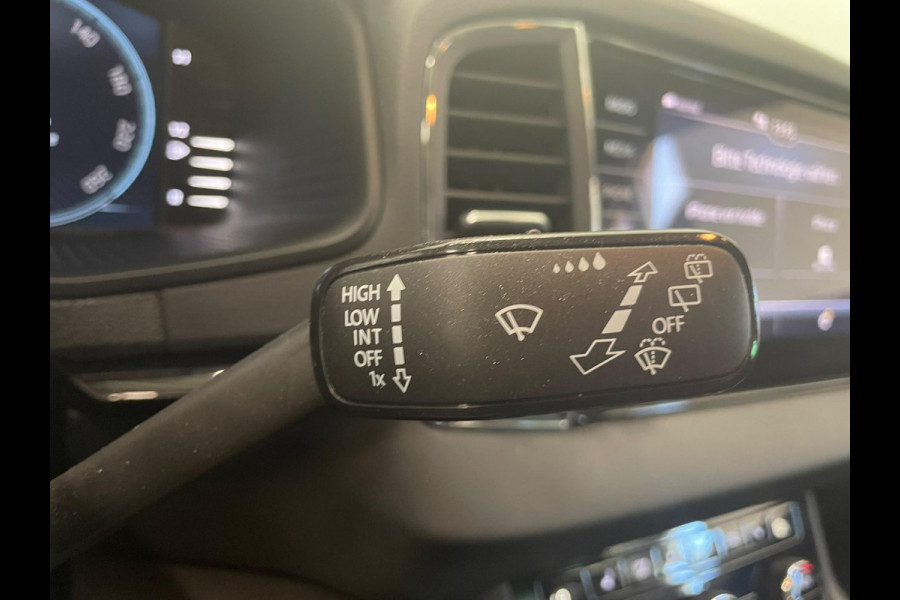 Škoda Karoq 1.5 TSI 150pk DSG Style Navigatie Apple Carplay/Android Auto Parkeersensoren Camera Adaptive Cruise Control Elektrische achterklep Wegklapbare trekhaak Stoel- en stuurverwarming Ledverlichting Virtual Cockpit Climate Control