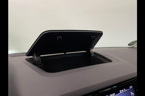 Škoda Karoq 1.5 TSI 150pk DSG Style Navigatie Apple Carplay/Android Auto Parkeersensoren Camera Adaptive Cruise Control Elektrische achterklep Wegklapbare trekhaak Stoel- en stuurverwarming Ledverlichting Virtual Cockpit Climate Control