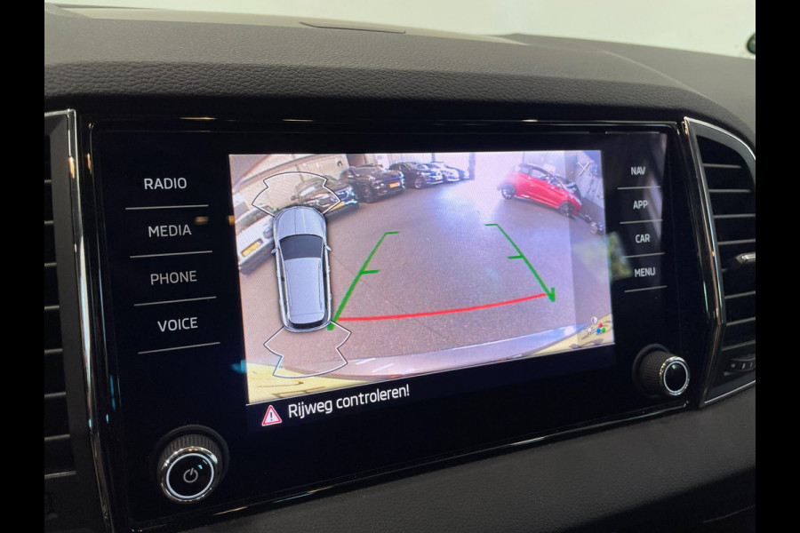 Škoda Karoq 1.5 TSI 150pk DSG Style Navigatie Apple Carplay/Android Auto Parkeersensoren Camera Adaptive Cruise Control Elektrische achterklep Wegklapbare trekhaak Stoel- en stuurverwarming Ledverlichting Virtual Cockpit Climate Control